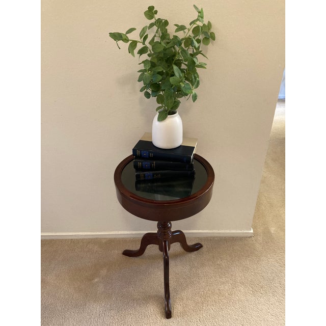 1930’s Mahogany Pedestal Felt Lined Lift Top Showcase Side Table by the Bombay Company For Sale - Image 11 of 11