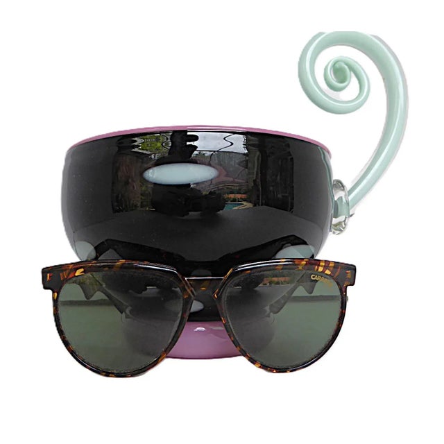 Beautiful and delicate Memphis era Pinkwater Glass Studio blown colored glass bowl with handle from 1988. Bowl in solid...