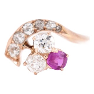 Belle Époque Trilogy Clover Ring, 18-Carat Gold , Natural Diamonds and Rubies, French Circa 1900, Size 7 For Sale