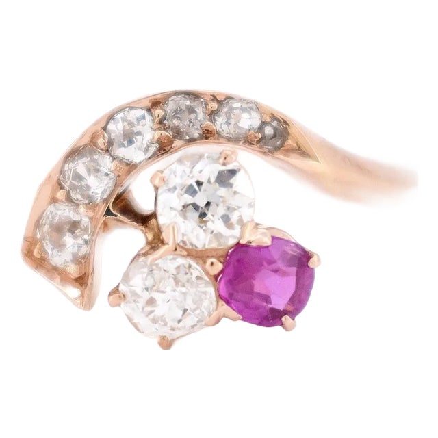 Belle Époque Trilogy Clover Ring, 18-Carat Gold , Natural Diamonds and Rubies, French Circa 1900, Size 7 For Sale