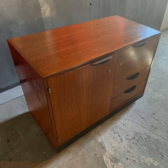 Brown 1960s Jens Risom Walnut Executive Cabinet – Restored Mid-Century Modern Credenza, Attributed For Sale - Image 8 of 12