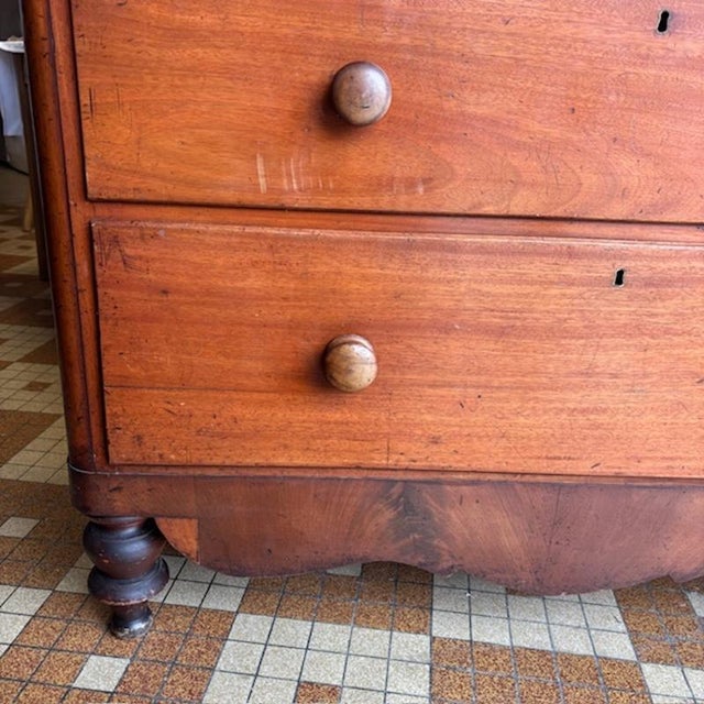 English Wood Chest of Drawers, in Good conditions. Designed 1950 to 1959