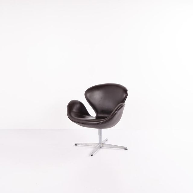 Swan Chair in Dark Brown Leather by Arne Jacobsen and Fritz Hansen, 2007 For Sale - Image 6 of 14