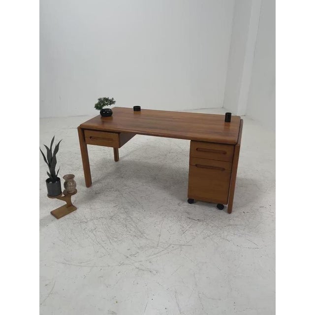 Beautiful vintage teak desk. FEATURES • High-quality workmanship • 1 integrated drawer • 1 drawer unit on casters •...