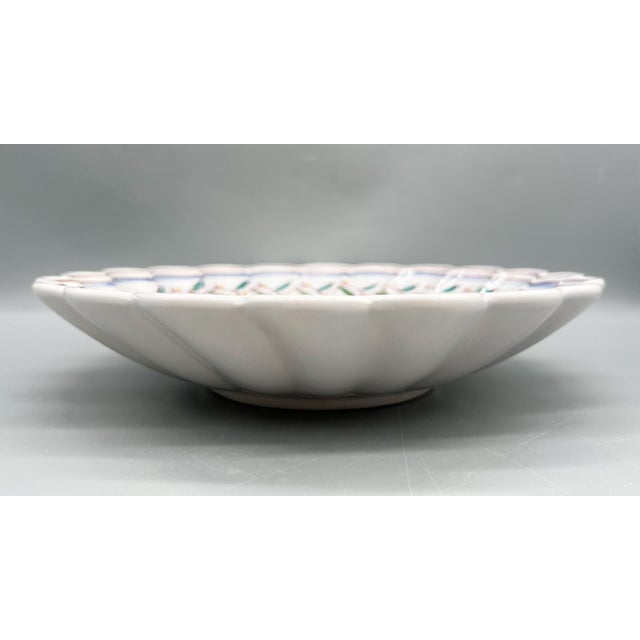 Vintage Outeiro Águeda Portuguese Hand-Painted Bird of Paradise Scalloped Bowl – French Country, Folk Art For Sale - Image 10 of 13
