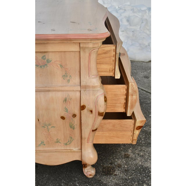 Vintage Pulaski Venetian Style Carved &Painted Pine Three Drawer Bombe' Commode For Sale - Image 11 of 13