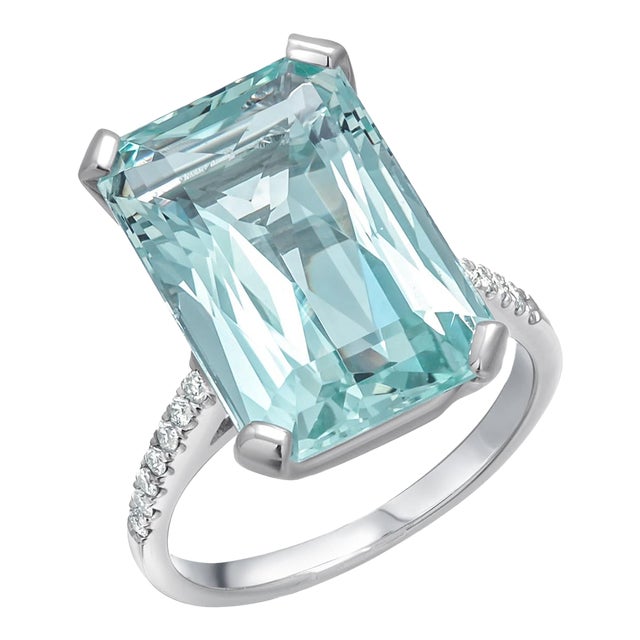 14k White Gold 12.07 Carat Natural Aquamarine and Diamond Solitaire Ring, Size 9 For Sale