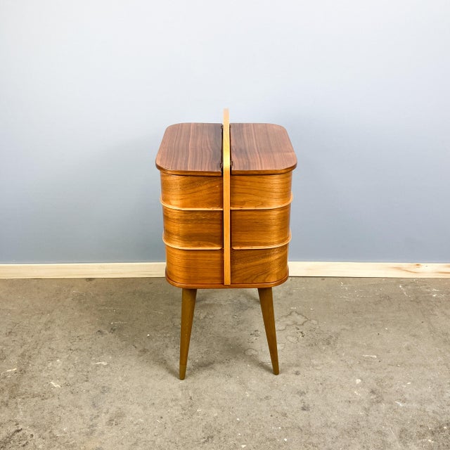1960s Folding Sewing Box in Walnut and Beech, 1960s For Sale - Image 5 of 9