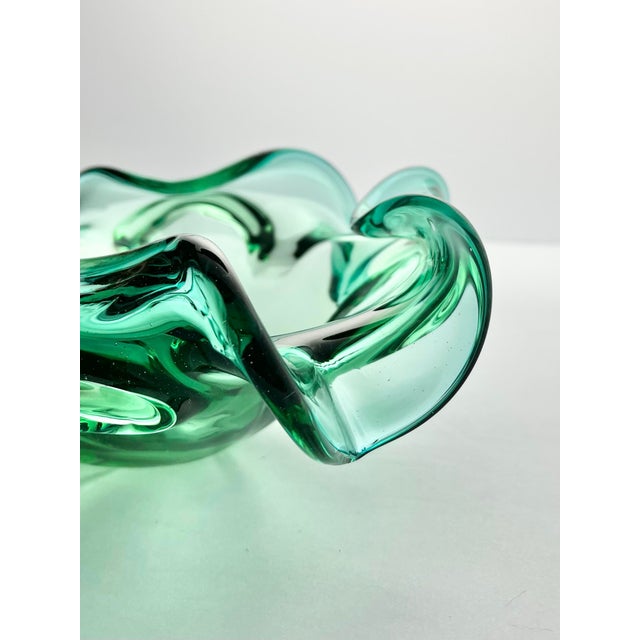 Glass 1960s Mid-Century Murano-Style Sommerso Emerald Green Flared Scalloped Bowl For Sale - Image 7 of 10