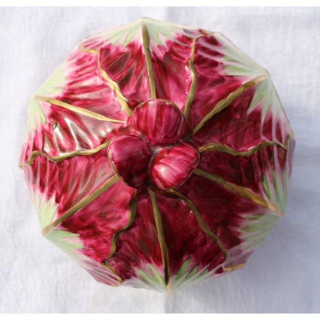 The England Mottahedeh Red Cabbage Tureen With Under Plate is a vintage piece from the 1950s, featuring a round shape and...