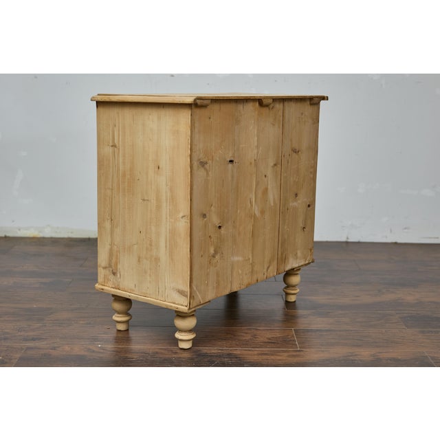 English English 19th Century Pine Four-Drawer Chest with Natural Finish and Turned Feet For Sale - Image 3 of 12