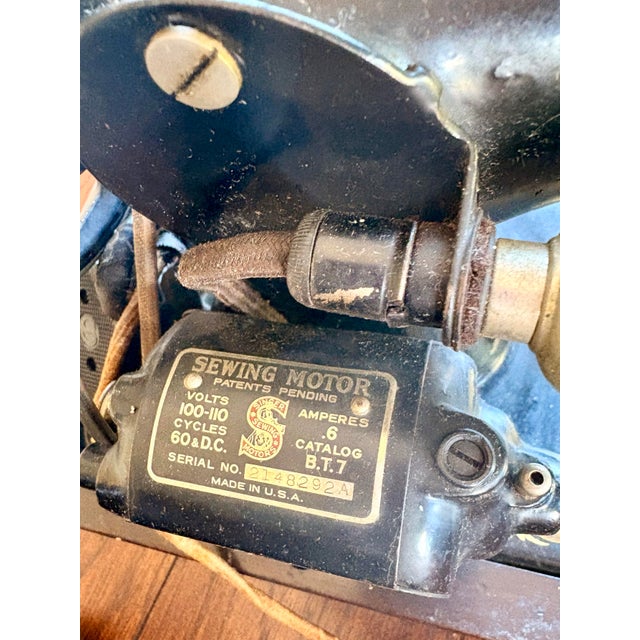 Black Antique Singer 128 Electric Portable Sewing Machine, 1923 – Serial 2148292a G0521323 – Original Case, Key & Accessories For Sale - Image 8 of 12