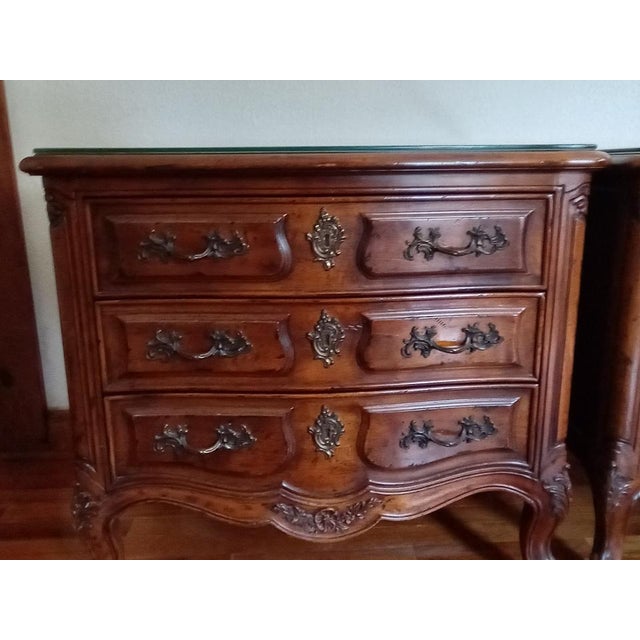 French Provincial Rare Vintage Henredon Solid Walnut Pair of Nightstands For Sale - Image 3 of 16