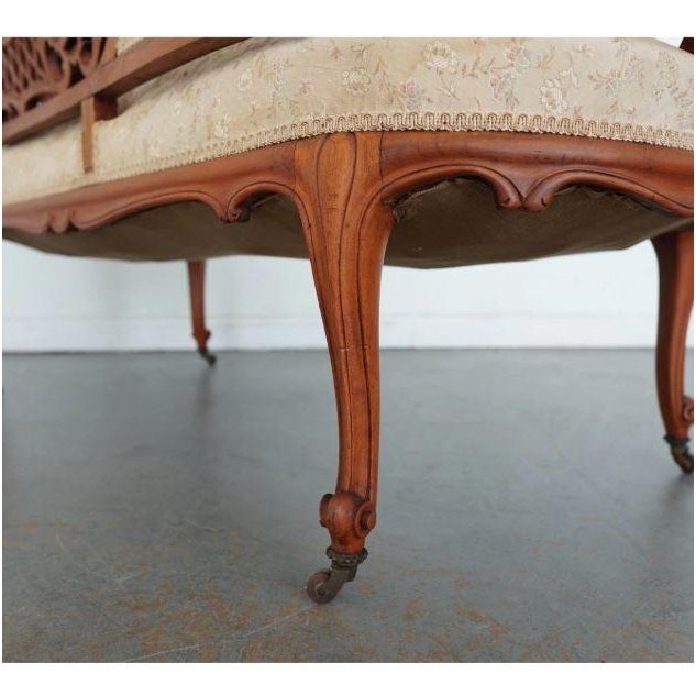 Antique Carved Walnut Victorian Conversation Settee For Sale In Austin - Image 6 of 16