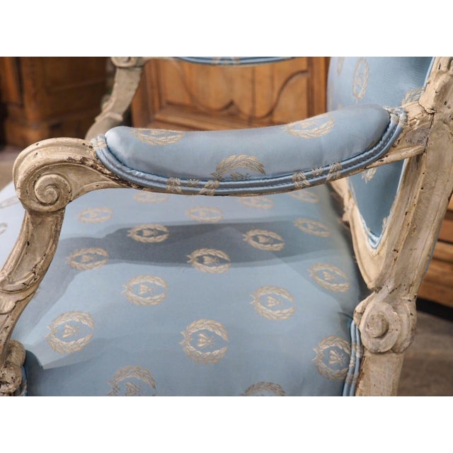 18th Century French Painted Louis XV Fauteuil À La Reine Armchair With Blue Silk For Sale - Image 18 of 18