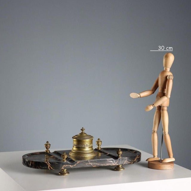 Rounded marble inkwell with grooves and side trays. Inkwell, decorative urns, and feet in finely chiseled gilded bronze....