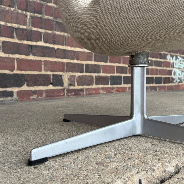 Arne Jacobsen Swan Chair for Fritz Hansen For Sale In Cleveland - Image 6 of 12