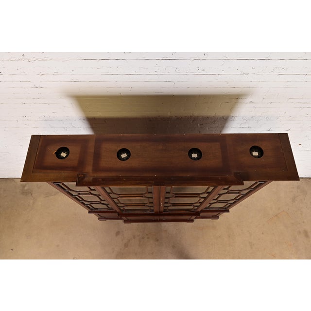 Late 20th Century Kindel Furniture Georgian Carved Mahogany Lighted Breakfront Bookcase Cabinet For Sale - Image 12 of 15