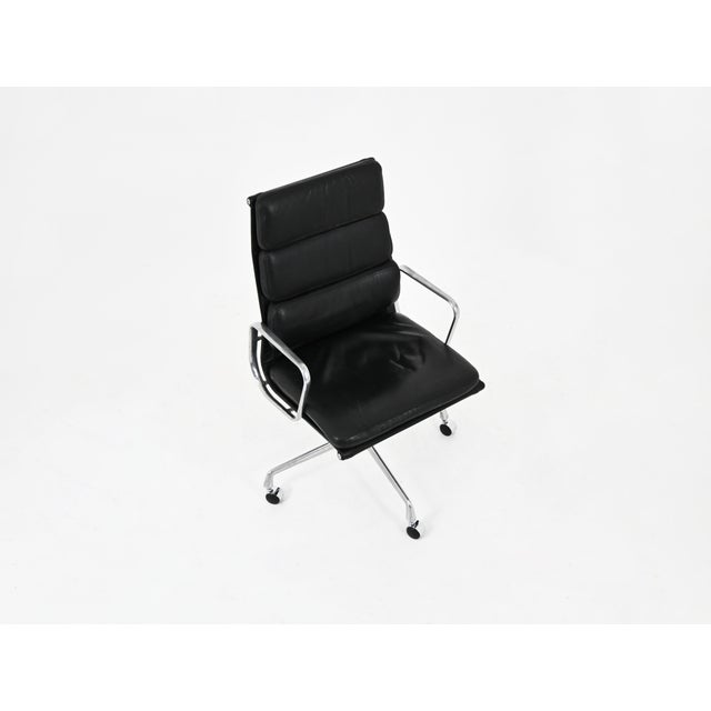 Black leather armchair with aluminum base and casters. Swivel. Dimensions: seat height 52 cm. Stamped "Ring Mobelfabrikk...