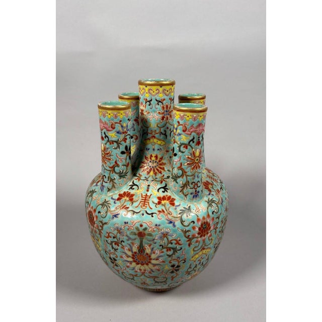 China, 20th century. Famille rose porcelain vase on a turquoise background. Republican period (1912-1949). For Sale - Image 4 of 7