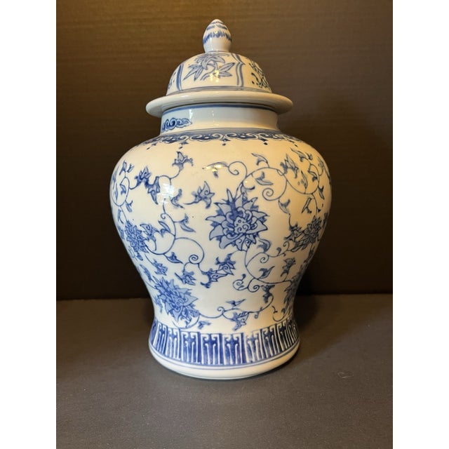 1990s Vintage Chinoiserie Blue White Floral Porcelain Ginger Jar Lid For Sale - Image 5 of 8