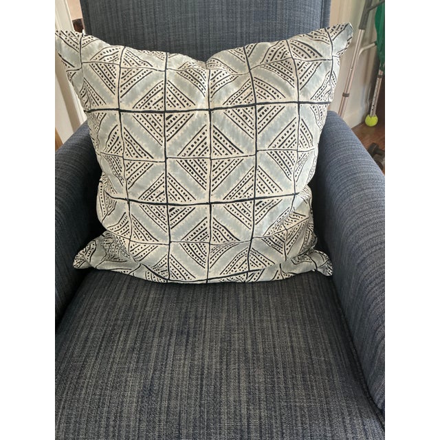 Serena and Lily pillow cover with blue, white and black. Measures 21” x 21”. With zipper for easy cleaning