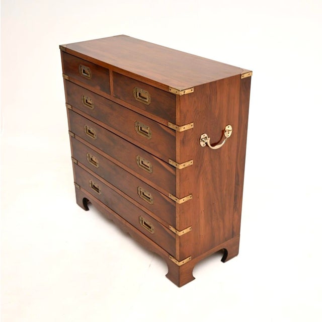 1930s Vintage Military Campaign Style Chest of Drawers in Yew Wood, 1930 For Sale - Image 5 of 10