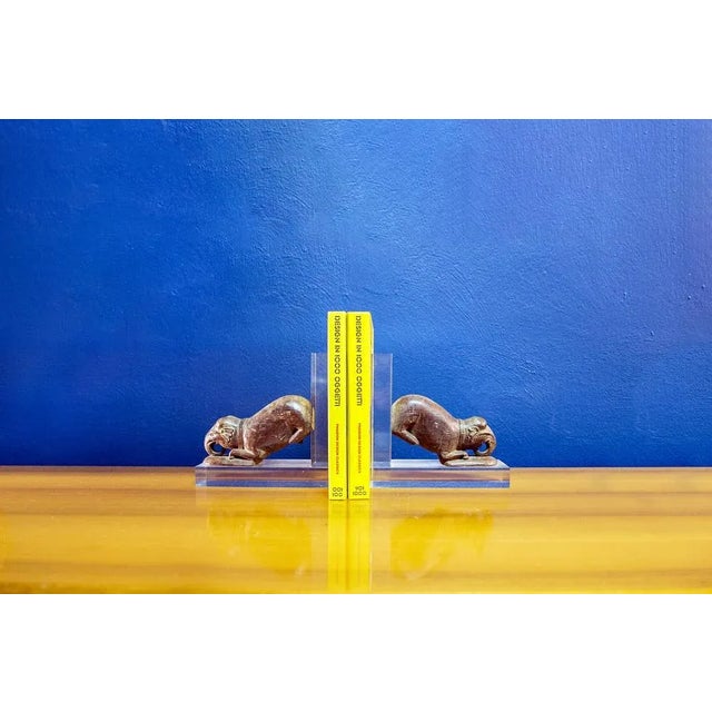 Fermalibri in plexiglass con elementi decorativi artigianali in legno di origine indiana. Produzione Italiana Anni '70