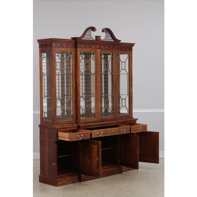 1990s Stickley Mahogany Chippendale Style Breakfront China Cabinet For Sale - Image 5 of 18