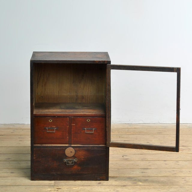 1920s Small Japanese Display Cabinet, 1925 For Sale - Image 5 of 14