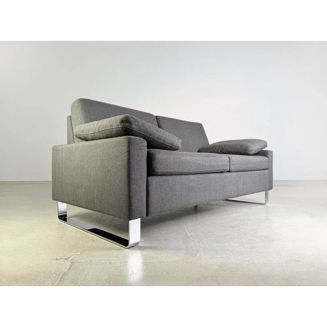 We are offering a total of 2 very well preserved and un/hardly used original Brühl Alba two-seater sofas in a modern dark...