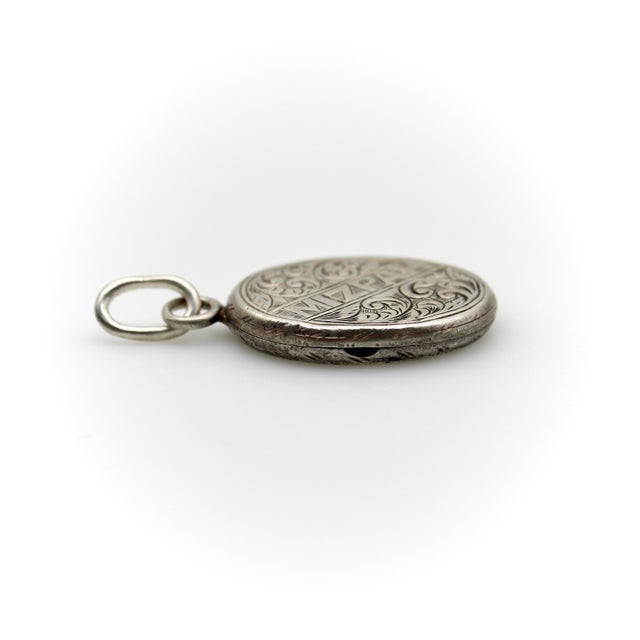 Late 19th Century Victorian Sterling Silver Mizpah Hand Engraved Locket For Sale In Los Angeles - Image 6 of 12
