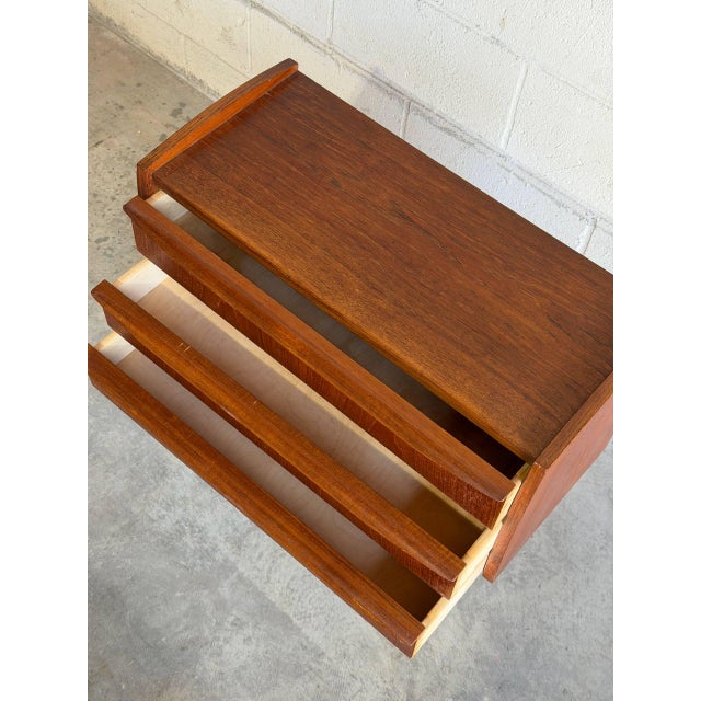 Wood Vintage Danish Teak 3 Drawer Dresser Scandinavian Modern Bedside Table For Sale - Image 7 of 9
