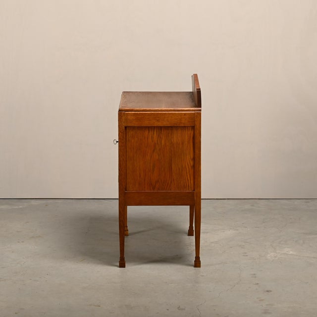 Art Deco Amsterdam School Display Cabinet in Oak, Netherlands, 1930 For Sale - Image 6 of 18
