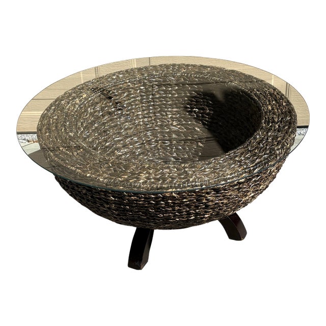 1980s Mid-Century Style Round Woven Banana Leaf and Rattan Basket Coffee Table With Glass Top For Sale