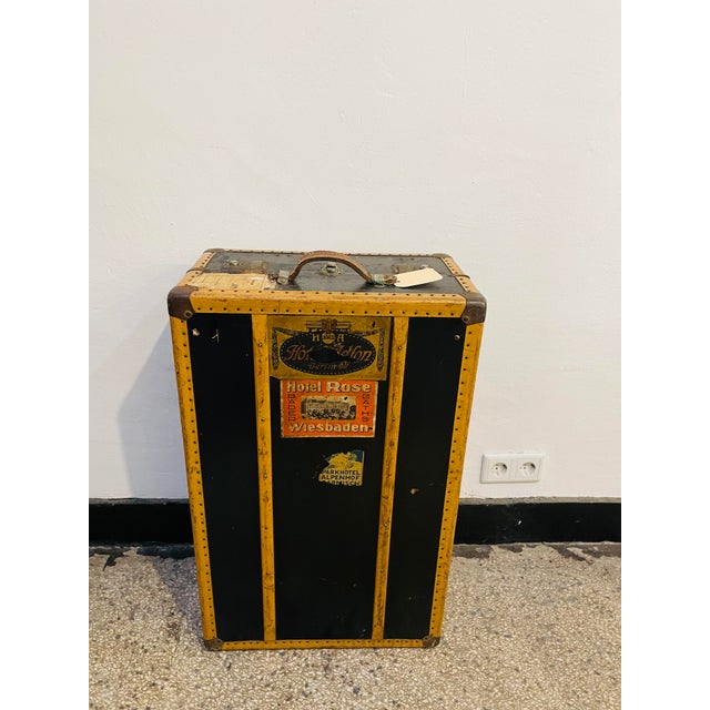 Antique Travel Trunk, 1920s, in Good conditions. Designed 1920 to 1949