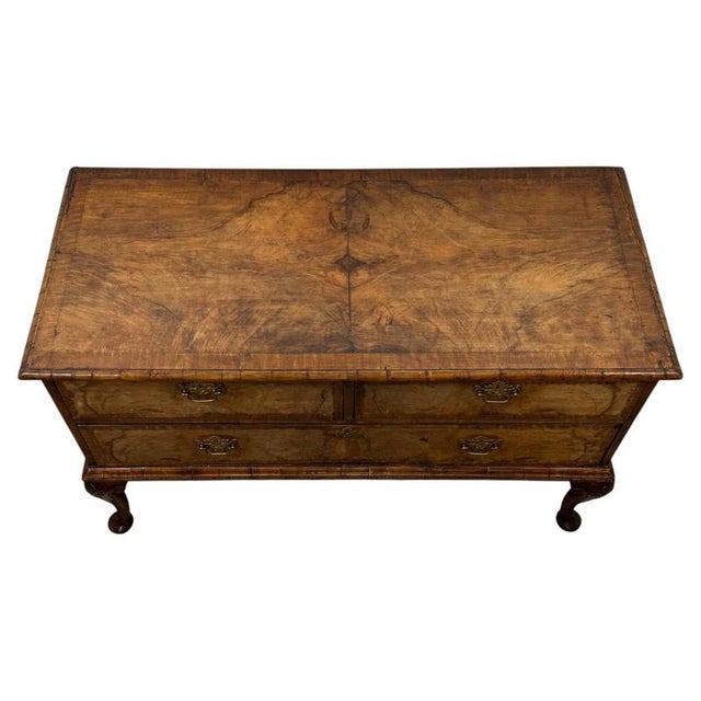 18th Century Queen Anne English Walnut Chest of Drawers For Sale - Image 4 of 12