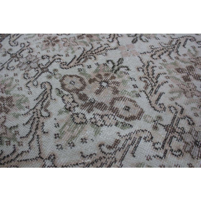 1970s Mid-Century Modern Art Deco Turkish Vintage Floral Beige Oushak Area Rug For Sale - Image 9 of 13