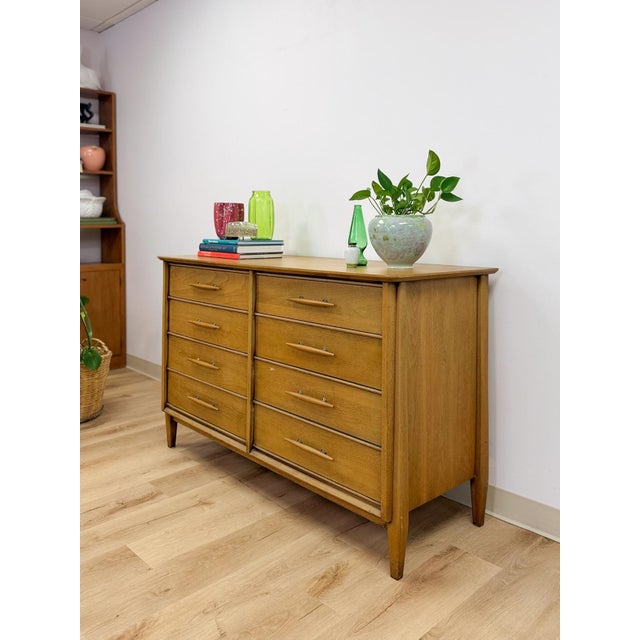 Mid 20th Century Vintage Davis Cabinet Co MCM Atomic 8 Drawer Dresser With Wood Pulls Clean Lines For Sale - Image 5 of 15