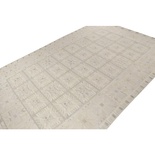 Rug & Kilim Rug & Kilim’s Scandinavian Style Kilim in White and Gray Geometric Pattern For Sale - Image 4 of 7