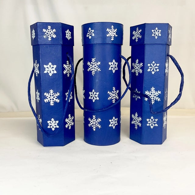 These are the perfect boxes to take a bottle of wine to your Holiday and New Year’s parties. We like the Royal blue color...