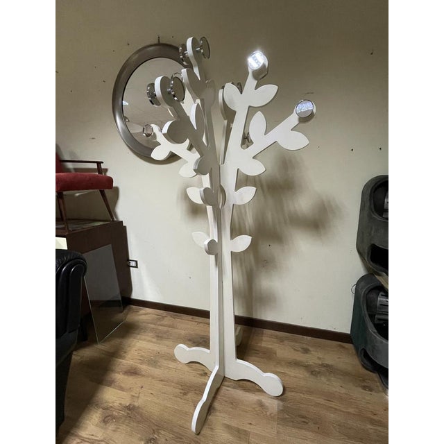 from a decorative object to very useful and very functional taps. Alberico is a hanged hangers made by Foppapedretti...