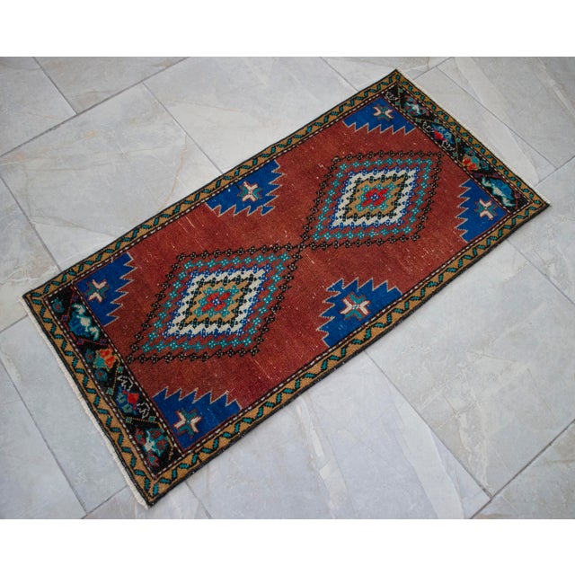Elegant Small Turkish Rug, 1970s Hand Made Bath Mat Kitchen Decor, Entry Mat - 20″ X 40″ For Sale - Image 4 of 11