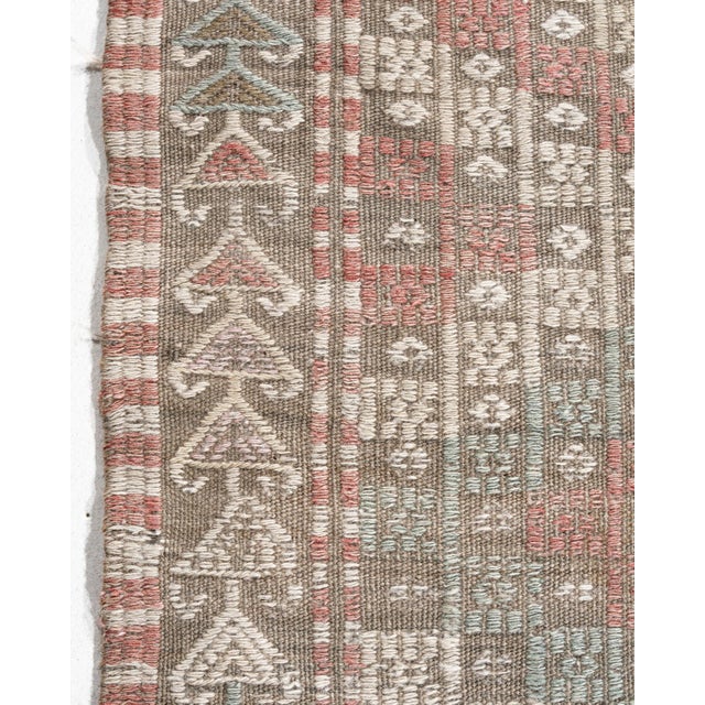 1940s Vintage Turkish Jajim Flatweave Area Rug 5ft 1in X 8ft 11in For Sale - Image 5 of 9