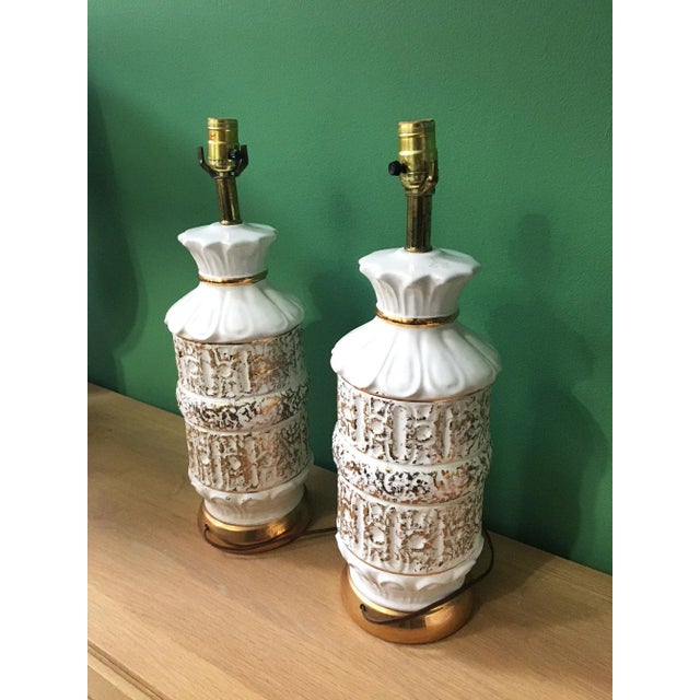 Mid-Century Modern Vintage 1950s White and Gold Table Lamps - A Pair For Sale - Image 3 of 10