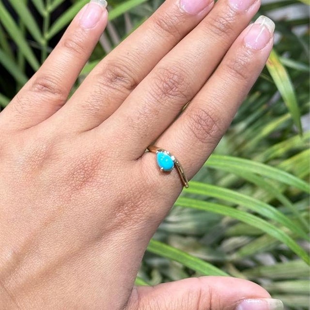 Metal 18k Yellow Gold Wavy Band Ring With Teardrop Cabochon Turquoise Size 6.5 For Sale - Image 7 of 15