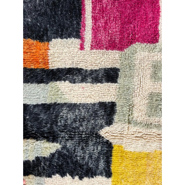 This exceptional Moroccan Berber Mrirt rug measures 200 x 260 cm and is entirely handwoven in natural wool by skilled...