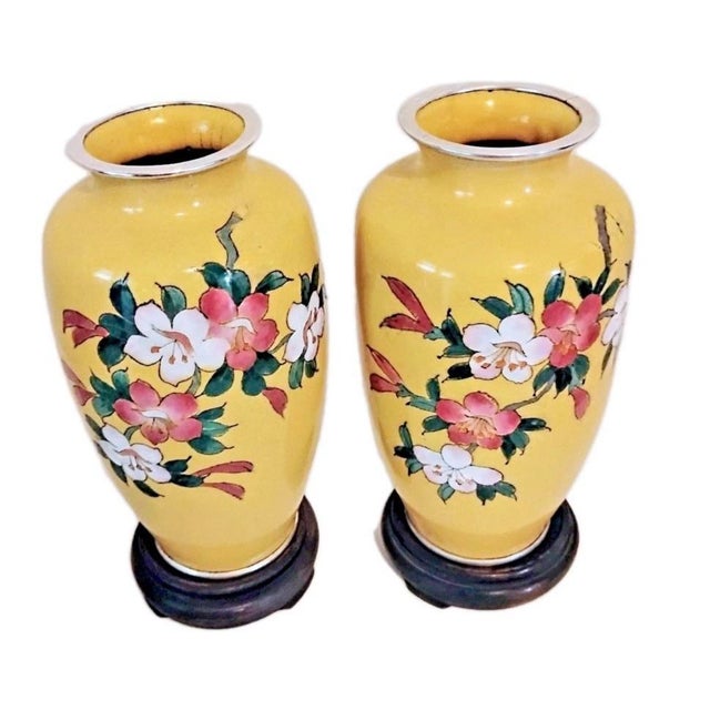 Vintage Japanese Akagi Shoten 7.25" Silver Wire Cloisonne Enamel Hibiscus Vases on Wooden Stands ~ a Pair For Sale - Image 9 of 10