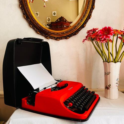 Underwood 35 typewriter, vintage portable typewriter, travel typewriter in original case. It dates from the 70s. Video...