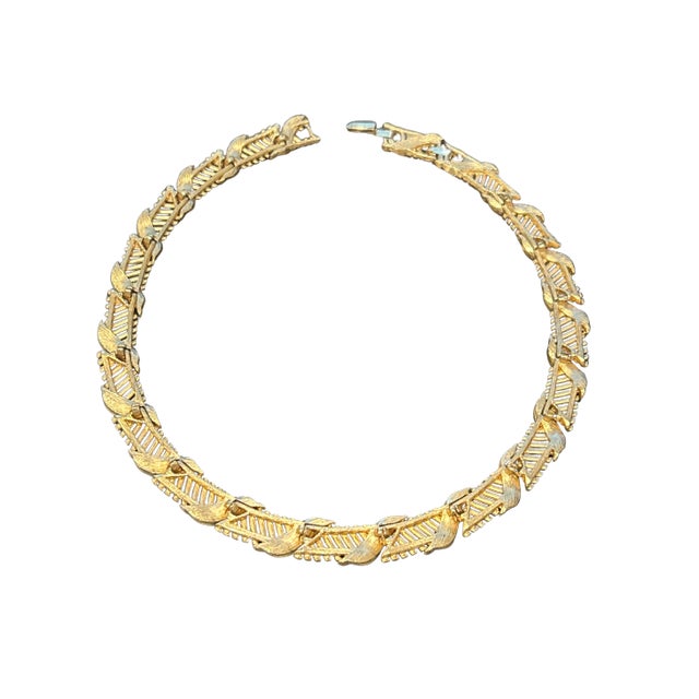 Trifari 1950s Crown Trifari Signed Gold Tone Ribbon Necklace For Sale - Image 4 of 7